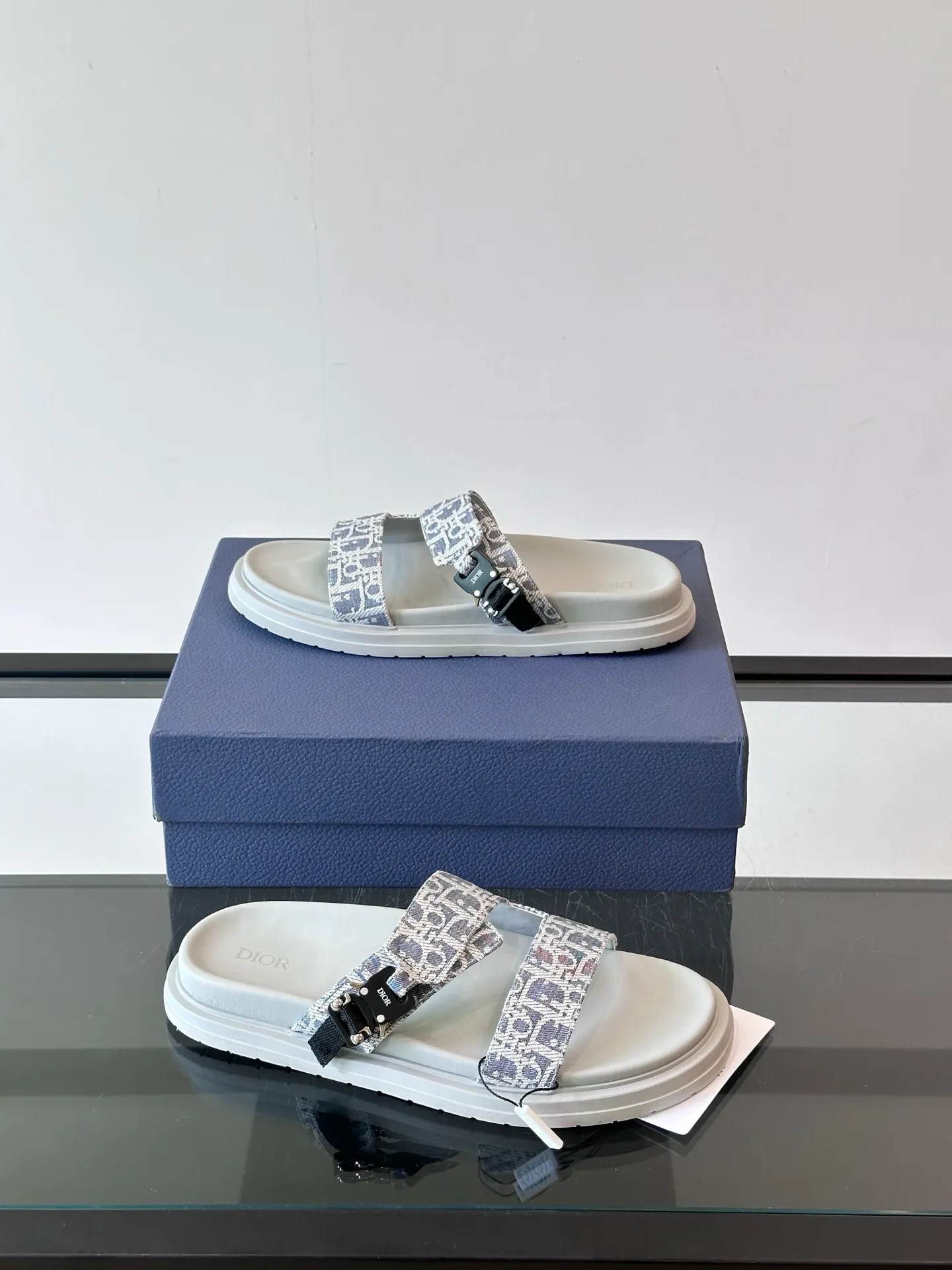 Factory price: 300💰Dior Aqua men's sandals and slippers. Showcasing Dior haute couture design. The Dior gray suede strap is accented with an aluminum Dior buckle for added style. Paired with a comfortable tonal notch sole, they pair easily with shorts or jeans for a sophisticated look. Main body: suede cow leather, technical fabric lining: cow leather, with adjustable straps, aluminum Dior buckle, Dior gray EVA insole, tonal notch rubber outsole splicing structure👌👌 size: 38-44 (45.46 customized)